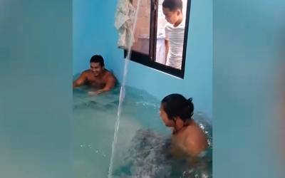 Video] Familia convierte su sala en piscina - Noticias del Sol de ...